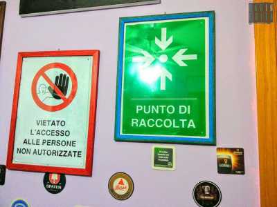Sotto questo segnale di Punto di raccolta la ragazza si riunisce con gli amici nella sua stanzetta
